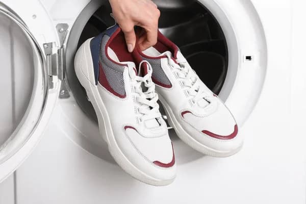 Schoenen wassen in de wasmachine: wat zijn de do’s en don’ts?