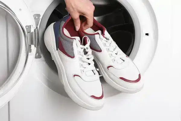 Schoenen wassen in de wasmachine: wat zijn de do’s en don’ts?